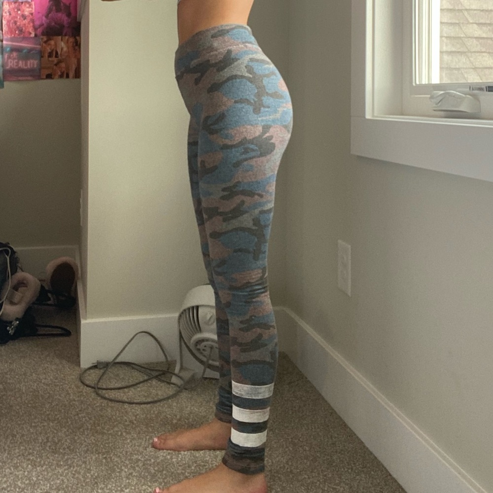 SUNDRY- Stripe Camp Yoga Pants